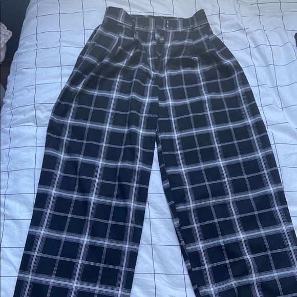 LIDIA PLEATED WIDE LEG PANT | DYNAMITE - Picture 2 of 3